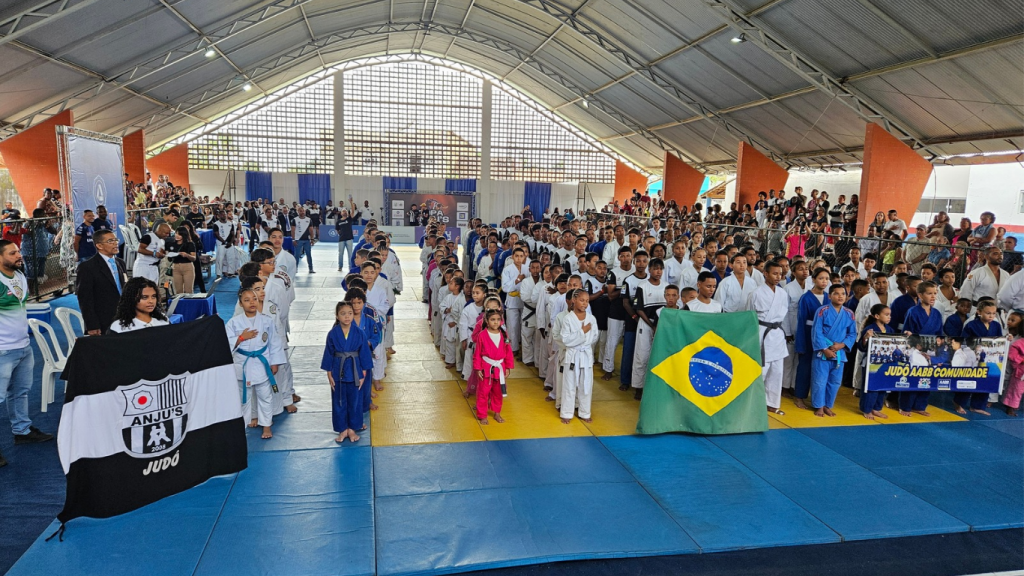 A Copa ANJU'S de Judô em Ituberá, de 17 a 21 de julho, envolveu mais de 500 alunos, 354 atletas, e promoveu a Caravana do Judô, Treinamento de Campo, Curso de Arbitragem e emocionantes competições, destacando a importância do esporte na comunidade.